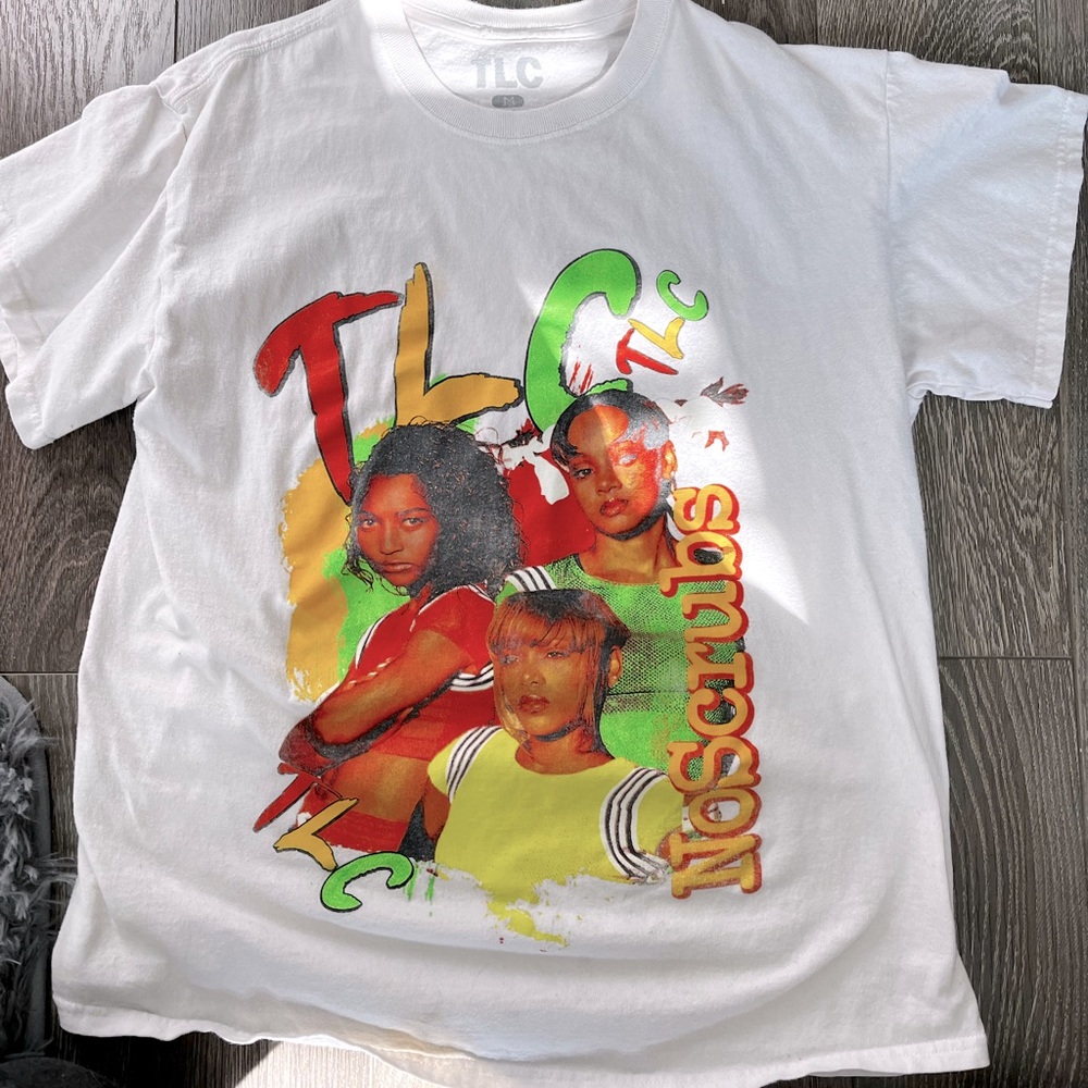 A basic tee it’s a medium it’s white green yellow red